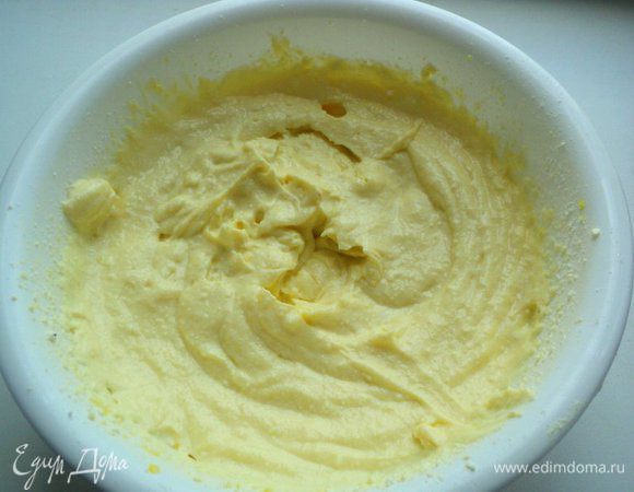 Для творожного слоя взбить желтки с сахарам, добавить творог, растительное масло, ванильный сахар, цедру и сок лимона, разведенные в воде пудинг ( я вместо пудинга добавила 2 ст.ложки крахмала), хорошо перемешать.