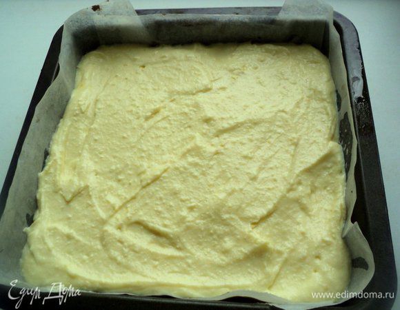 Выложить творожную массу на выпеченный шоколадный корж и печь при температуре 175 градусов 30 минут.