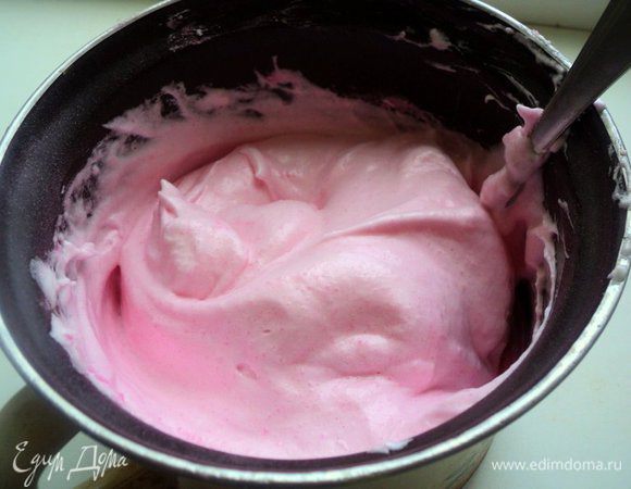 Белковый слой: охлажденные белки взбить миксером в крепкую пену, в конце добавить сахар и кисель.