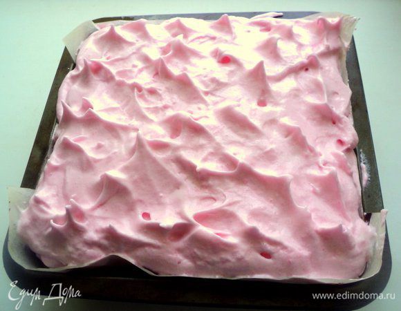 Выложить белковую массу поверх творожного слоя и выпекать еще 30 минут до зарумянивания верха. Дать сырнику остыть в духовке при приоткрытой дверце.