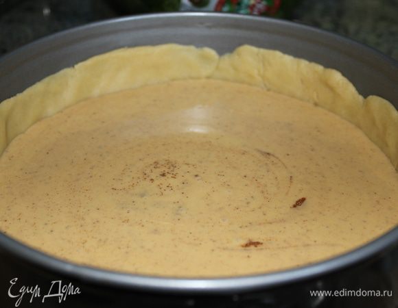 Для марципанового слоя необходимо нарезать средне марципан и вместе с размягчённым сливочным маслом сложить в кухонный комбайн, смешать, добавить яйца и ещё раз пробить массу до однородности. Масса станет однородной довольно быстро. Ещё в крем я добавила корицы, в ингредиентах не указывала её, но я корицу добавляю вообще везде куда можно!