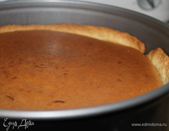 Раскатать тесто, уложить в 24 см разъёмную форму застеленную пергаментом, сформировать бортики. Выложить крем и выпекать 45 мин примерно на 180 градусов. Дать остыть пирогу немного. 