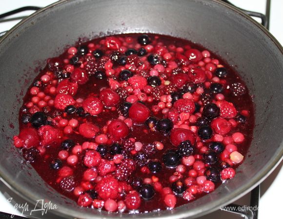 Для ягодного финиша необходимо растопить сахар, добавить масло, прогреть, добавить ягоды. Они начнут давать сок, поэтому я в воде растворила пектин и залила ягоды. Никакого дополнительно сока мне не потребовалсь. Дала им прогреться ещё раз, и пектину загустить соус чуть-чуть. 