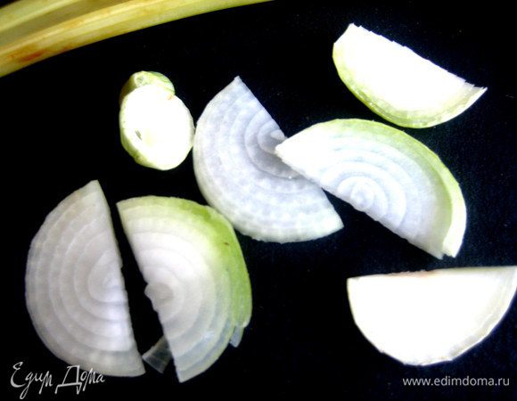 Лук мелко покрошить ( хватит половины луковицы).