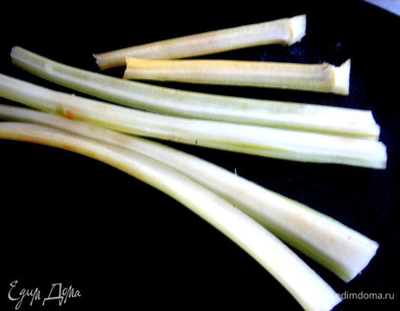 Сельдерей сначала режем вдоль, потом на мелкие кубики.