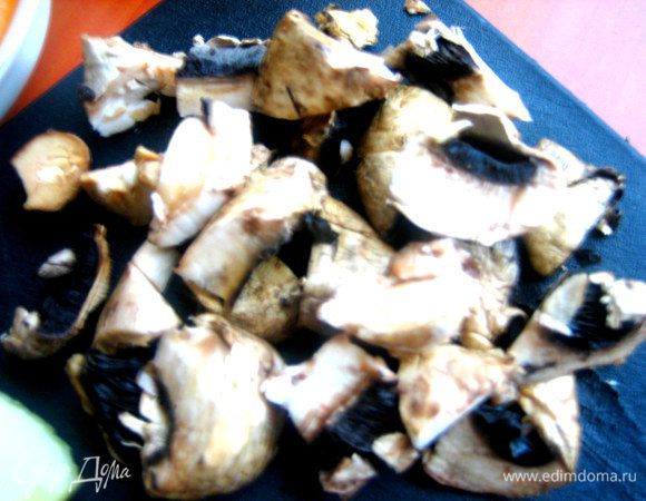 Грибы после мытья просушить и тоже нарезать.