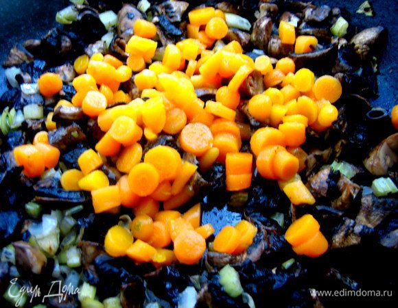 Добавим её к остальным овощам-грибам в конце тушения.