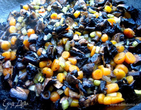 Перемешиваем и пока оставляем на огне.