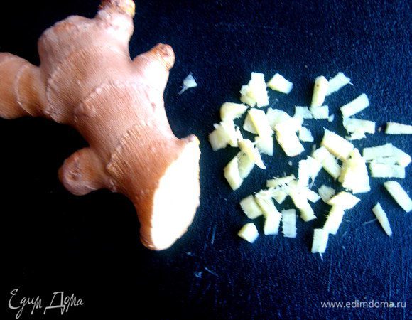 Отрезаем кусочек имбиря и мелко крошим.