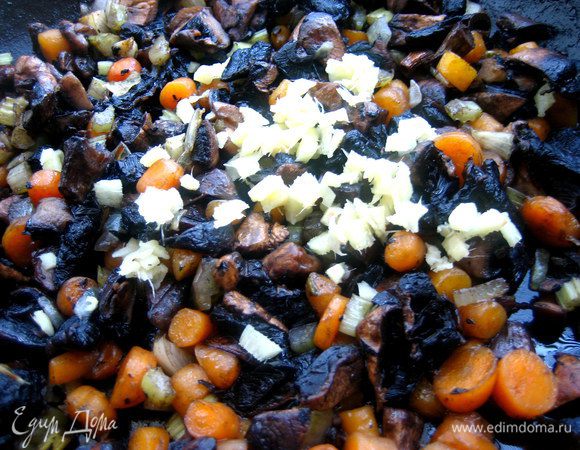 Добавляем в сковороду и перемешиваем.