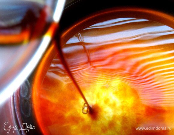 Делаем основу супа... В воду вливаем соевый соус.