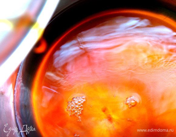 Доводим до кипения... Отправляем в бульон весь состав из сковороды! Минут 5 провариваем до готовности.