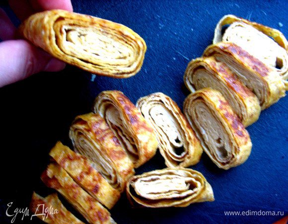 Заранее готовим яичные роллы...(http://www.edimdoma.ru/retsepty/56889-yaichnye-rolly-nedelya-yaponskoy-kuhni)