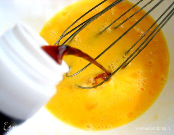 Взбиваем яйца (в оригинале при помощи палочек!) и дальше всё по вкусу... Лучше не долить соевый соус, чем перелить! Он служит вместо соли, поэтому соль не добавлять!