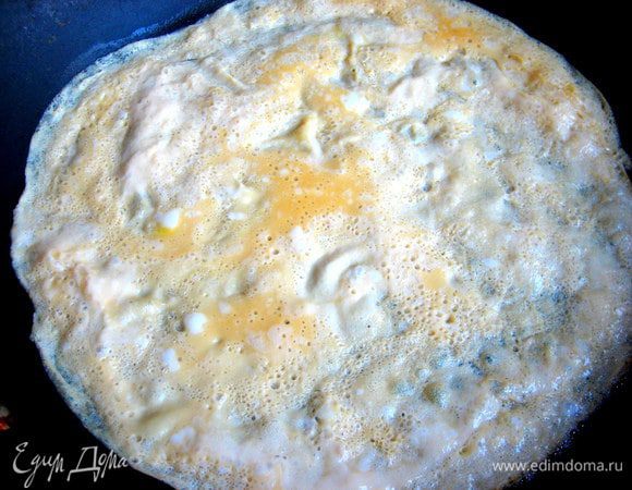 Наливаем в разогретую с маслом сковороду поварёшкой первый блинчик. Он получился толстоват))), но ничего страшного, он проведёт на огне больше всех времени и пропечётся)))