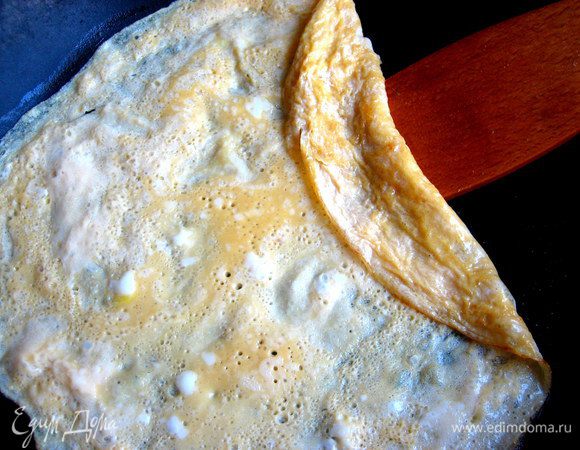 Почти сразу снизу блинчик схватится и можно начинать сворачивать его лопаткой прямо на сковороде!