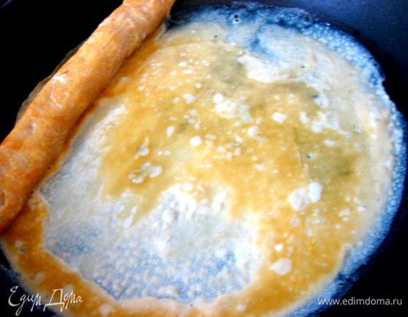 Загоняем в угол первый блинчик и тут же вливаем вторую порцию, капнув масла на сковороду.