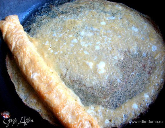 Как видите тесто зальется под первый рулетик..., так и должно быть! 