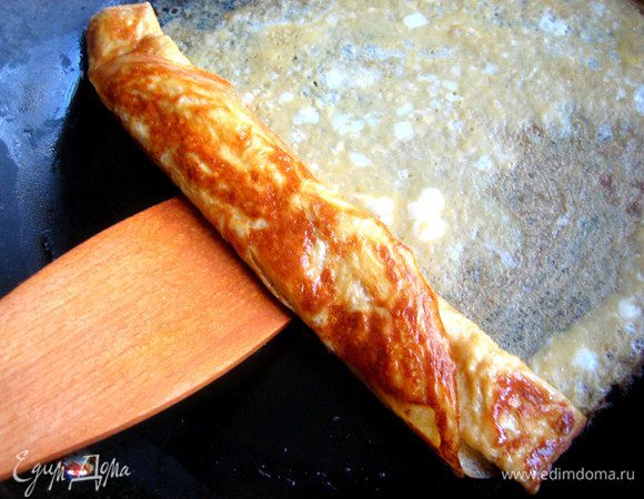 Теперь подворачиваем лопатку под первый рулет...