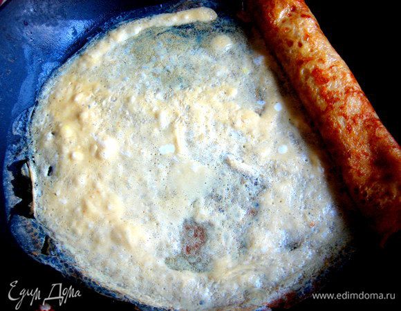 Наливаем третью порцию омлетной массы и она тут же схватывается из-за своей тонкости...