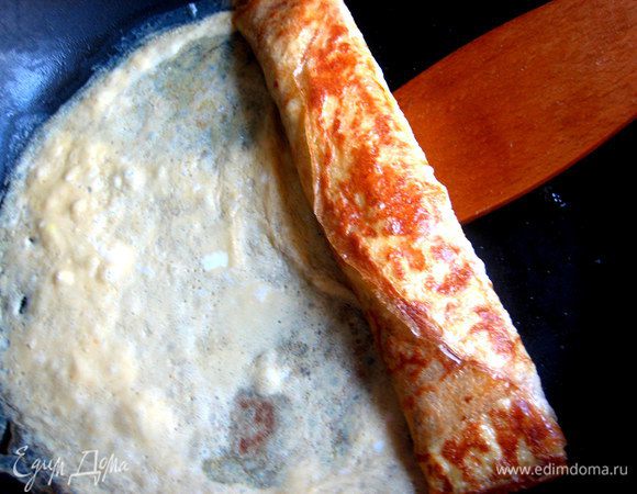 Просовываем лопатку под толстеющий рулет...