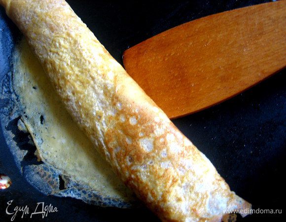 И ведём,сворачивая, к краю сковороды.