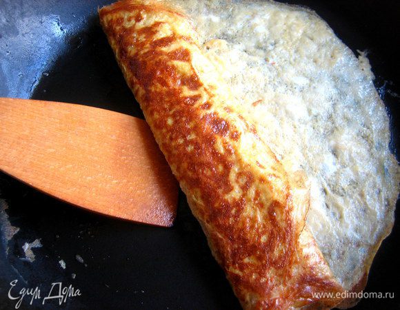 И сворачиваем четвёртый блинчик, начиная с готового рулета!