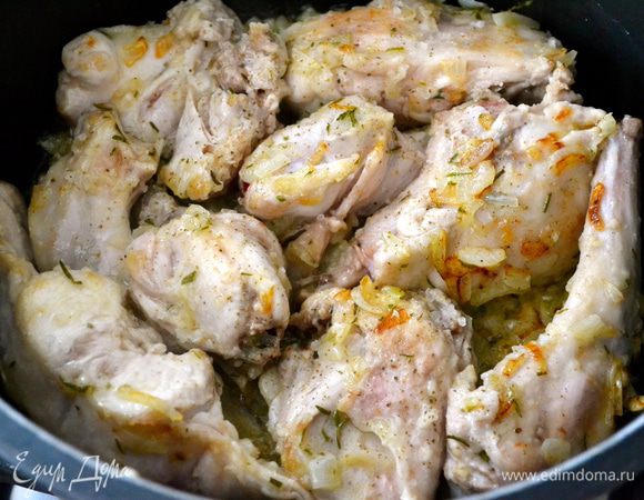 Как только лук посветлеет, кусочки кролика слегка обвалять в муке и добавить к луку. Обжарить куски кролика до золотистого цвета. Посолить и поперчить.