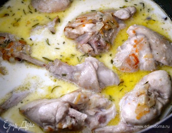 Теперь влить молоко, довести до кипения, накрыть крышкой, уменьшить огонь и тушить на несильном огне в течение 1 часа. Время от времени перемешивать.   