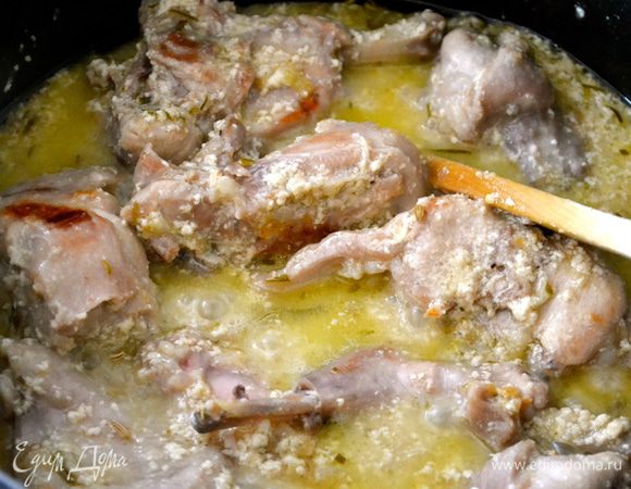 Через 30 минут добавить 1 ч.л. семян фенхеля, и продолжить тушить... За час тушения соус должен загустеть. Если Вам соус покажется слишком жидким, по рецепту можно развести в небольшом количеств воды 1 ч.л. крахмала и добавить в соус для загустения... Но мне никогда не приходилось добавлять крахмал, т.к. по истечение указанного времени соус сам приобретает нужную консистенцию.   