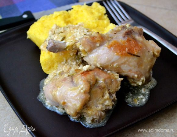 Подавать кролика с Вашим любимым гарниром. Я рекомендую к этому блюду подать поленту... С полученным соусом получается замечательно! Я ее делаю так же, как описано в этом рецепте http://www.edimdoma.ru/retsepty/55284-zharenaya-pechen-s-karamelizirovannym-lukom-i-polentoy. 