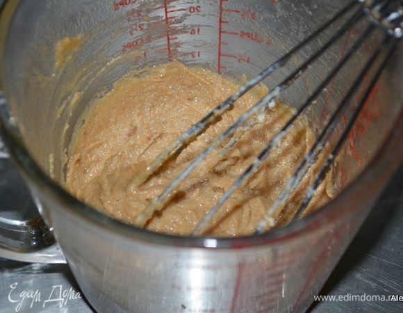 Разогреем духовку до 180 гр. Противень смажем маслом или выложим бумагу для выпечку, мне этот вариант больше нравится,не надо отмывать противень.
Смешаем коричневый сахар с маслом до мягкого состояния. Добавим яйцо и ванилин.