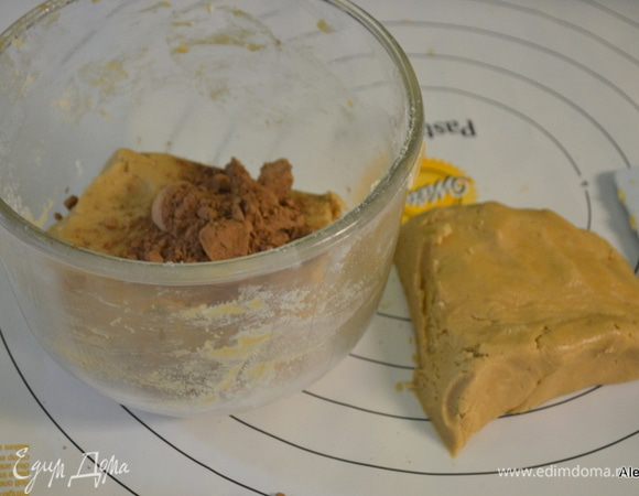 Смешаем муку ,соль, разрыхлитель. Смешаем с масляной частью. Все перемешаем. Поделим тесто на 2 части. В одно положим какао и перемешаем.