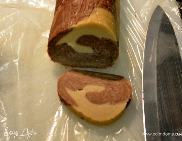 Достанем из морозильника , если  лежало несколько часов дадим немного отойти. И затем разрезаем на не более 1 см.