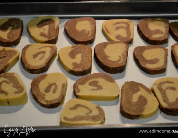 Раскладываем на противень на расстояние друг от друга и ставим на 12-15 мин. в духовку.