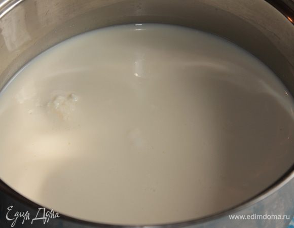 Творог заливаем молоком и ставим на небольшой огонь.
