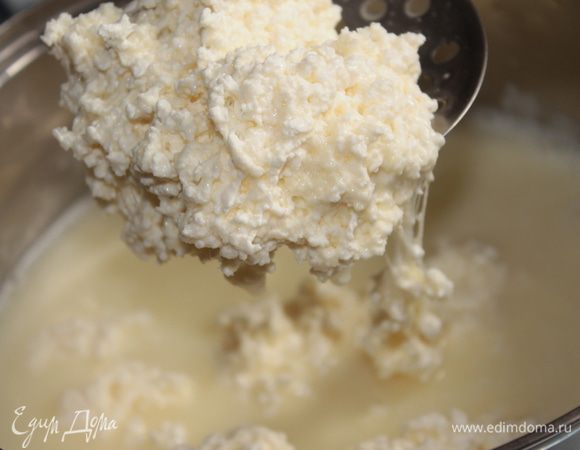 Варим до такой консистенции, когда творог начнет тянуться 