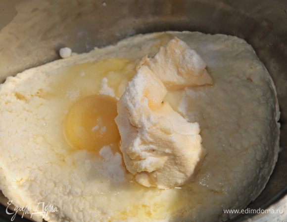 Добавляем - яйцо, соду, соль, сливочное масло. Перемешиваем.