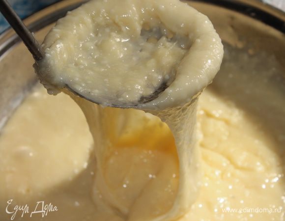 Ставим на небольшой огонь и варим, пока масса не станет похожей на расплавленный  сыр(крупинки творога должны расплавится), примерно 5-10 минут. 