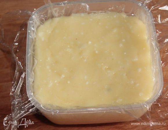 Форму застелить пищевой пленкой и выложить сыр. Охладить.