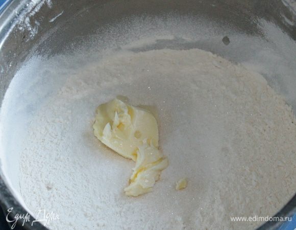Просеять муку, добавить мягкое масло, соль, сахар