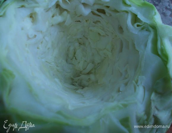 Возьмите капусту и удалите кочерыжку. Нужно, чтобы остались одни листья.