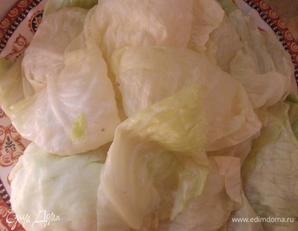 Постепенно отделите мягкие листья. Важно, чтобы они остались целыми, тогда<br />
с ними будет легко работать. Отвар из капусты не выливайте.