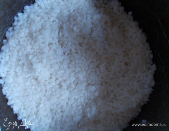 Пока готовится капуста, сварите рис до полуготовности.