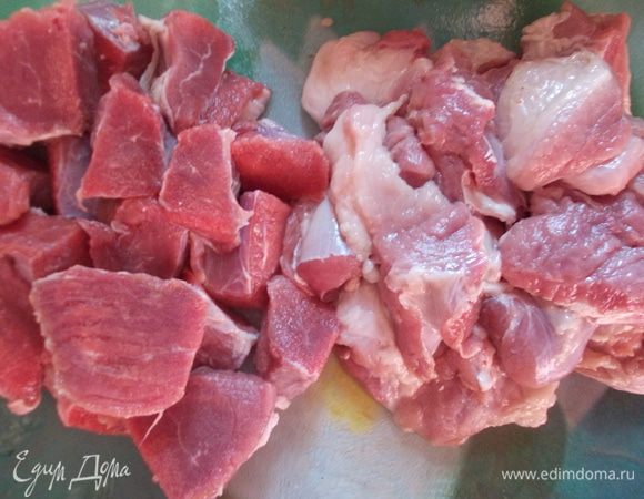 Мясо нарежьте кубиками и пропустите через мясорубку. Добавьте луковицу и 2 зубчика чеснока.