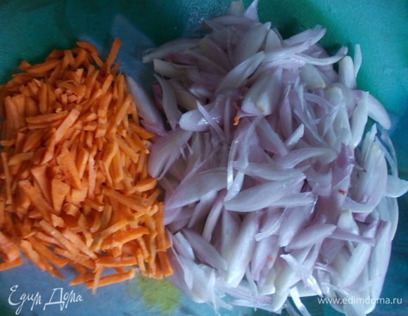 Приготовьте подливу. Нарежьте соломкой 2 луковицы и морковь.
