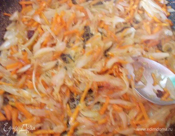 Обжарьте до легкого золотистого цвета на растительном масле. Добавьте томатную пасту, соль и перец, влейте 1 литр капустного отвара.