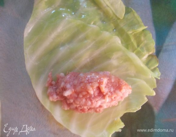 Положите столовую ложку с горкой фарша на каждый лист.