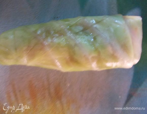 Заверните в рулет, подгибая края.