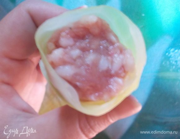 С одного края, там, где капуста толще, оставьте голубец открытым. 